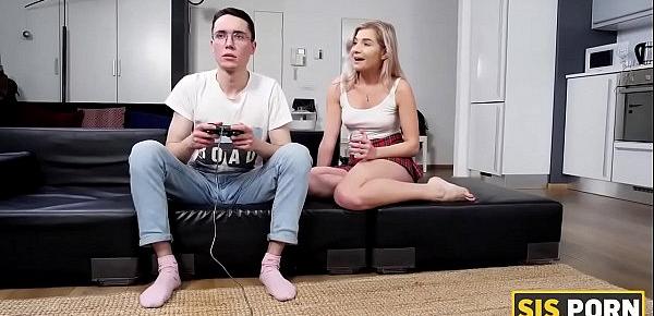  SIS.PORN. Girl can see stepbrother wont deny humping and brazenly makes pass at gamer